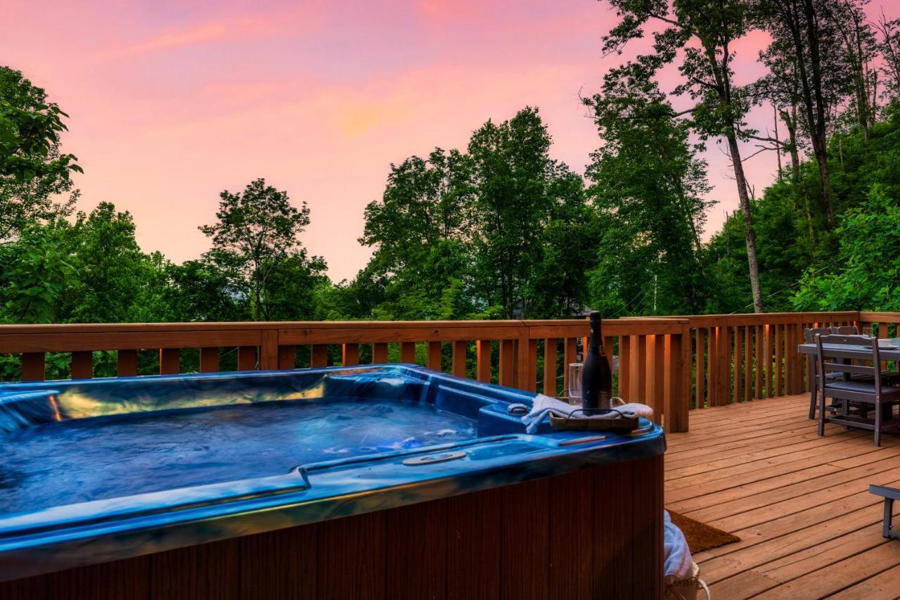 Mountainside - New Luxury Cabin-Fire Table-Hot Tub-3 Pools-Ps5-Bears جاتلينبرج المظهر الخارجي الصورة