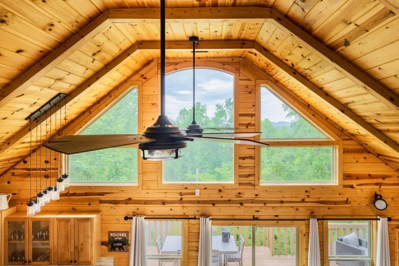 Mountainside - New Luxury Cabin-Fire Table-Hot Tub-3 Pools-Ps5-Bears جاتلينبرج المظهر الخارجي الصورة